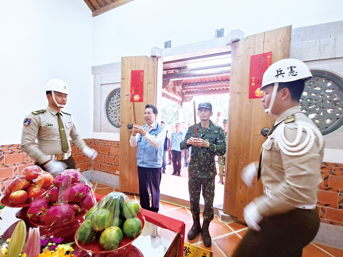 金門縣政府與金門防衛指揮部昨日舉行秋祭古寧頭戰役陣（公）亡將士暨萬聖祠先靈祭典，由縣長陳福海與金防部指揮官黃先任中將共同主祭。（蔡麗玉攝）