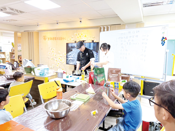 蔡秉興及黃芊瑄擔任講師。（社會處提供）