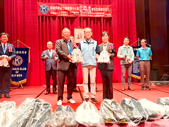 贈鞋儀式由新任會長陳成泉、張舒美領銜。（金門同濟會提供）