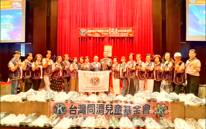 同濟會辦理贈鞋活動。（金門同濟會提供）