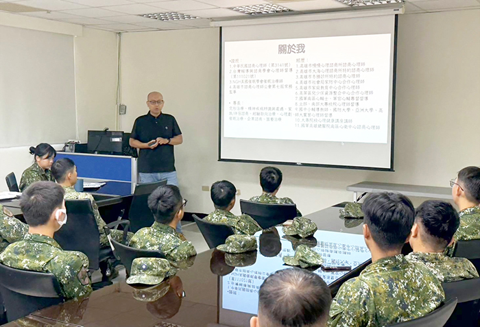 心理諮商所諮商師陳凱仁於心輔講座向士官兵講解情緒管理與壓力調節的重要性。（金門縣後備服務中心提供）
