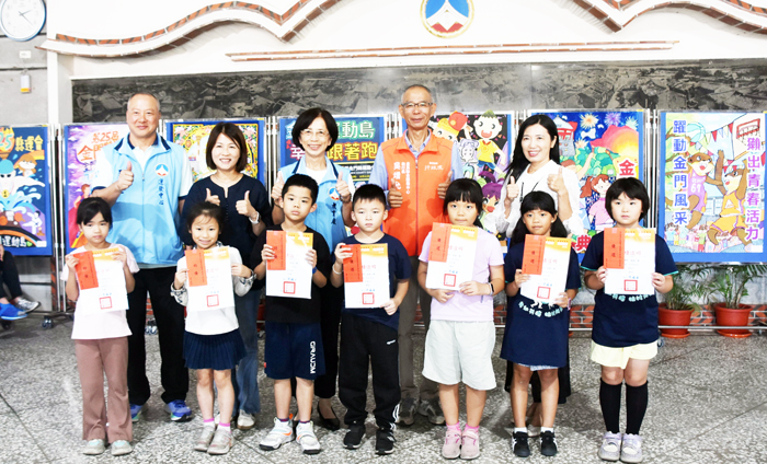 「第25屆運動會運動繪畫及海報比賽」開幕暨頒獎典禮，金馬聯合服務中心吳增允執行長、金門縣教育處黃雅芬處長、金門縣運動發展中心王志仁主任，以及各級學校校長、師長等到場頒獎，欣賞學生的精彩作品並合照。（莊煥寧攝）
