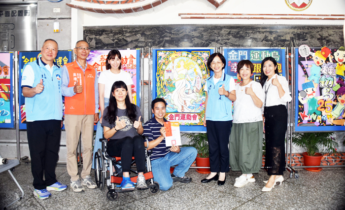 「第25屆運動會運動繪畫及海報比賽」開幕暨頒獎典禮，金馬聯合服務中心吳增允執行長、金門縣教育處黃雅芬處長、金門縣運動發展中心王志仁主任，以及各級學校校長、師長等到場頒獎，欣賞學生的精彩作品並合照。（莊煥寧攝）