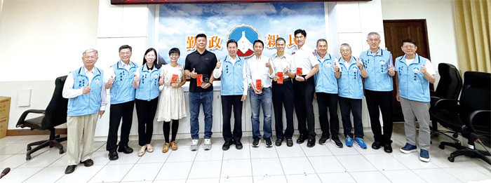 金門縣政府舉辦廉潔楷模表揚，由縣長陳福海頒獎表揚5位獲獎人員。（莊煥寧攝）