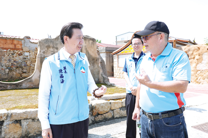 縣長陳福海關心金門在地傳統建築維護與活化工作。（資料照片）