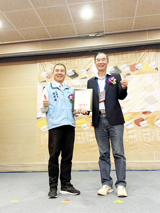 金門縣政府頒發本年度維護傳統建築風貌獎助案優良成果及活化再利用績優團體，下堡西翁氏宗祠入圍得獎。（翁氏宗親會提供）