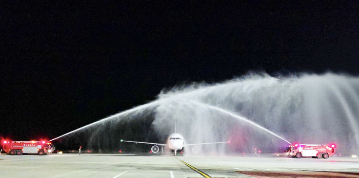尚義機場安排水門禮歡迎韓國可依航空班機進場。（觀光處提供）
