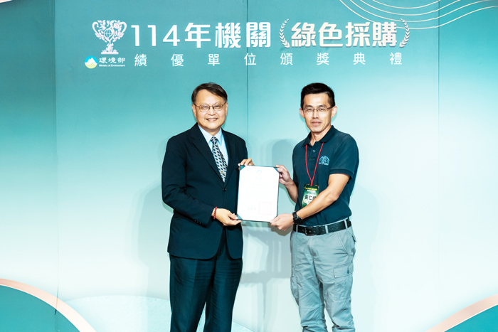 金門縣環保局榮獲機關綠色採購績優單位，殊榮環保局科長黃仁緯（右）代表局長楊建立赴台接受環境部次長謝燕儒頒獎表揚。（環保局提供）