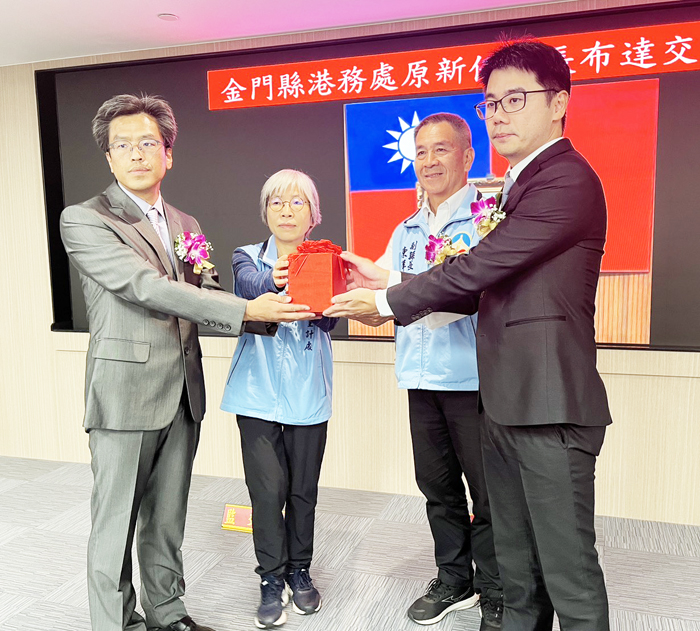 交接典禮由副縣長陳祥麟主持（右二）、主計處長賴志芳（左二）監交，原任處長許嘉興（左一）將印信交予新任處長陳志昕（右一）。（高凡淳攝）