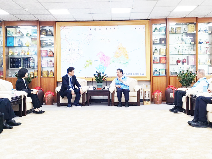 陸委會主委邱垂正率隊拜會縣長陳福海，雙方就小三通旅運、兩岸交流及金門發展等議題交換意見。（縣府提供）