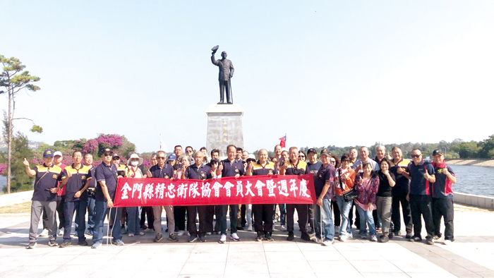 紀念蔣公誕辰，慶祝隊慶，精忠協會健行致敬。（金門精忠衛隊協會提供）
