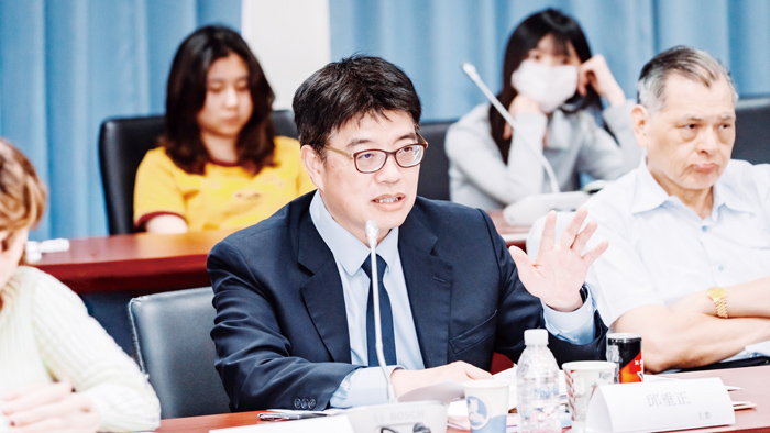 陸委會主委邱垂正（中）參與金大兩場座談。（金大提供）