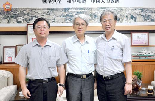 福建省政府主席薛承泰(中)昨帶領新任省府秘書長侯全寶(左一),至縣府拜會縣長李沃士(右一)。(福建省政府提供)