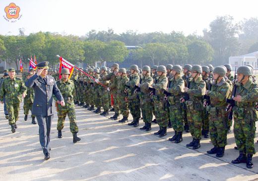   金門地區支援指揮部已納編到金門防衛指揮部，潘家宇在授旗後校閱。
（金防部提供）