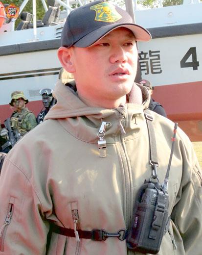 　龍蛙教官林龍耀：要當兩棲兵，先剪五分頭！ （張建騰攝）