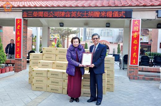 金三榮公司捐米助弱勢,昨於大同之家舉行捐贈儀式。(許峻魁攝)