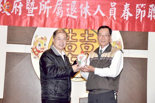   縣長李沃士昨中午宴請縣屬國中小、幼稚園退休教師，並致贈金酒祝大家新春佳節快樂。（李增汪攝）