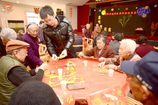   大同之家昨天舉行金蛇慶元宵活動，邀請院內安養老人製作手工燈籠。（董森堡攝）