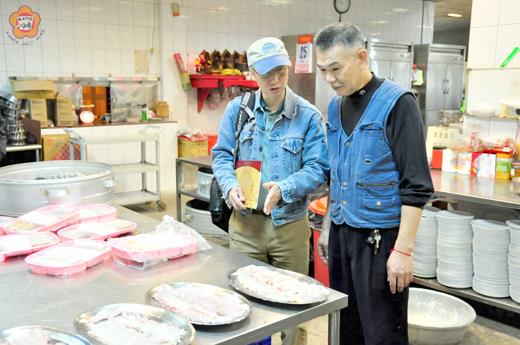 澳門新濠天地行政副總廚戴彥彬（左）昨前往地區餐廳學習特色餐飲。（許峻魁攝）