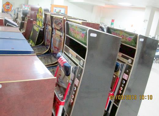 金門縣警察局金湖分局查獲「○利電子遊戲場」涉嫌經營賭場,全案共查獲三十五台賭博電玩及二十七萬元賭資;昨日已移送七個嫌犯。
(金湖分局提供)