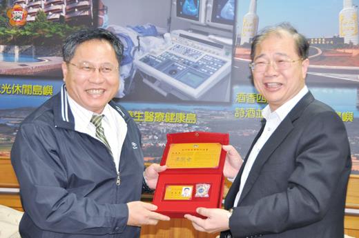 金門縣長李沃士(右)昨頒金門縣「榮譽縣民證」予金門地檢署檢察長張金塗(左),感謝他對司法貢獻良多。(翁碧蓮攝)