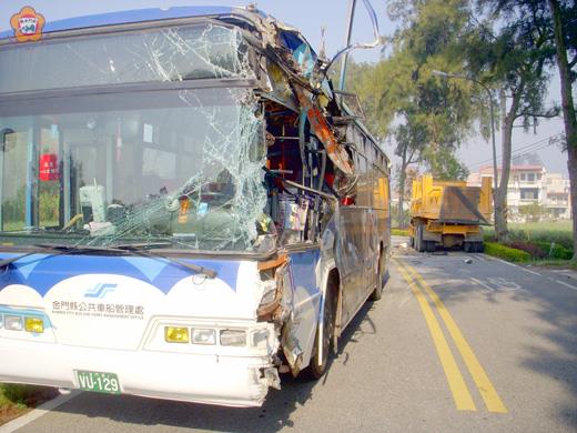 金寧鄉瓊安路段後沙路段昨發生一起公車與大貨車會車時對撞的車禍，公車左車頭與玻璃毀損，所幸乘客無人受傷。（莊煥寧攝）