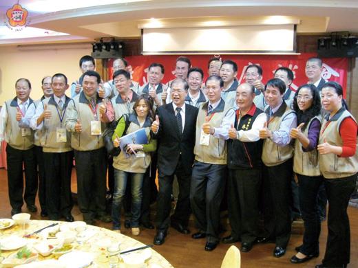 金門縣政府舉辦桃園及新竹區金門鄉親縣政請益座談會,李縣長與參加座談的鄉親齊聲喊「金門讚!」。(縣府台北服務處主任陳永富提供)