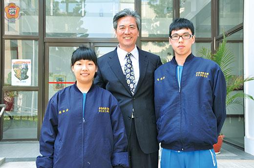 金門高中許惟智(右)、林淑敏(左)分別錄取台大與台師大,成績斐然。(許峻魁攝)