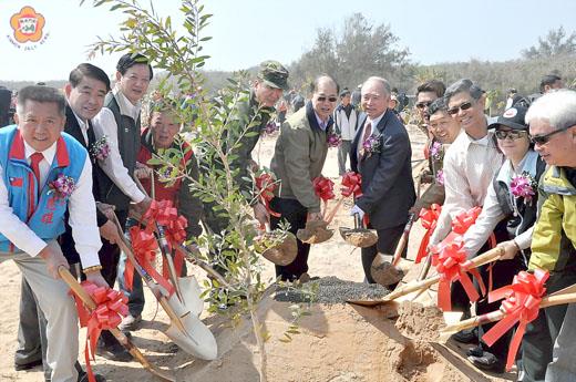   金門縣一○二年植樹節活動昨假大洋里狗嶼灣舉行，吸引軍民參與，重現當年軍民植樹造林盛況，參與的軍、民攜手種下一千三百株林木，共同為永續金門環境盡一份心力。（陳麗妤攝）