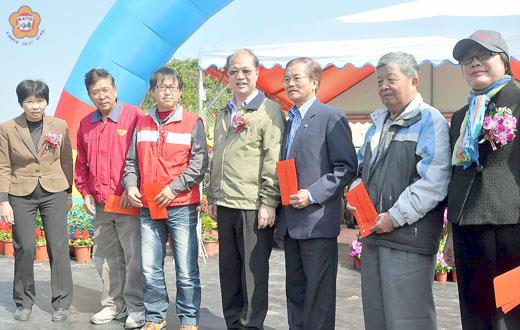 金門縣林務所昨結合植樹節活動，表揚參與環境綠美化績優社區及機關學校、小龍年迎新春彩繪比賽績優學子。
（陳麗妤攝）