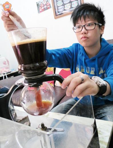   就讀大一的陳羽湘已是咖啡豆的烘焙能手。 （張建騰攝）