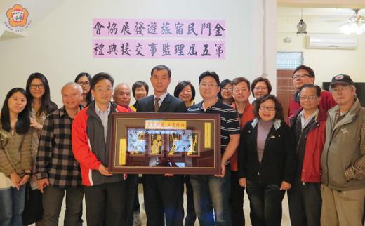 金門縣民宿旅遊發展協會理事長昨天完成交接,翁世白(前左三)卸任後,由卞化(前右四)接任。(民宿旅遊發展協會提供)