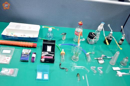 金門縣刑警大隊破獲台籍嫌犯涉夾帶安非他命毒品入境金門，查扣二級毒品安非他命與吸食器等證物。（李金鎗攝）