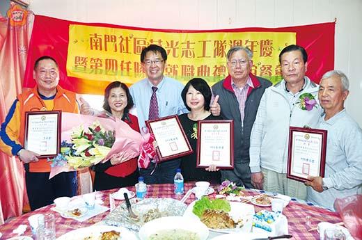   南門志工隊昨舉行隊長就職典禮，由許淑慧（左二）擔任第四屆隊長。（許峻魁攝）