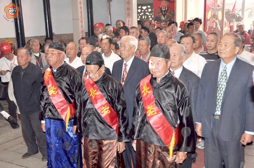 太原堂金門王氏宗親會昨日舉行春祭開閩三王聖誕的祭祖典禮,王氏宗親虔誠祭拜祖先。(李增汪攝)