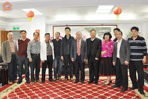 廈門海峽汽配城董事長謝開枝率同公司董事與高級主管抵金旅遊考察商機,並前往金門縣議會拜會,議長王再生致贈金酒表達歡迎,並與他們合照。(莊煥寧攝)