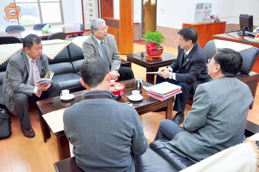   新任省主席陳士魁昨拜會金大校長，雙方晤談甚歡。
（許峻魁攝）