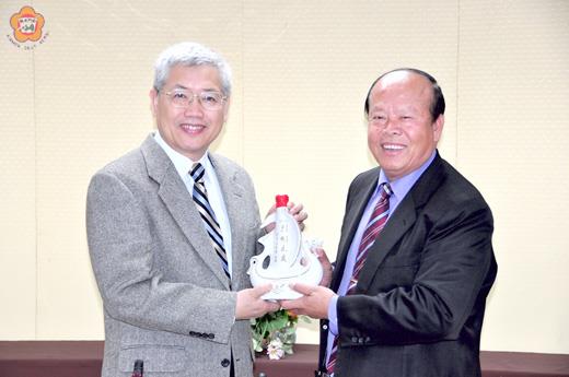 省主席陳士魁昨前往烈嶼鄉視察，鄉長洪成發（右）致贈高粱紀念酒。（許峻魁攝）