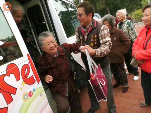 縣府服務中心主任楊建新在太武山上服務參加法會的老人。(張建騰攝)