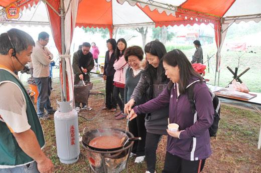 水試所舉辦『蠔香XO醬DIY研習』活動,讓鄉親經由課程學習應用牡蠣製成伴手禮送親朋好友品嚐。(李金鎗攝)