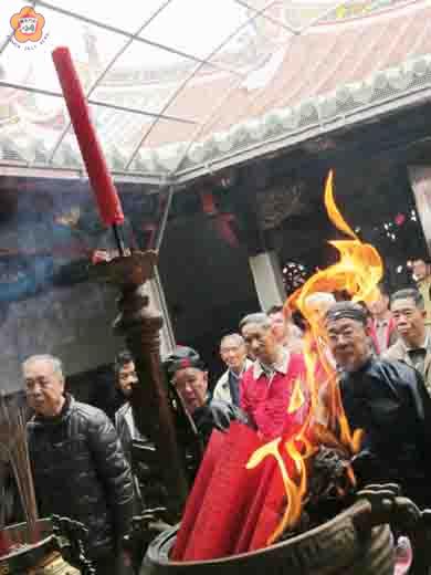 　感時追慕，沙美張氏在清明祠祭中以祝文讚美祖德宗功。（張建騰攝）