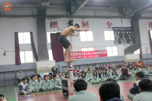 金寧中小學辦理生命教育典範計畫—生命鬥士巡迴演講與心得比賽，邀請身懷絕技的當機劇場藝術總監黃明正現身說法。（李金鎗攝）