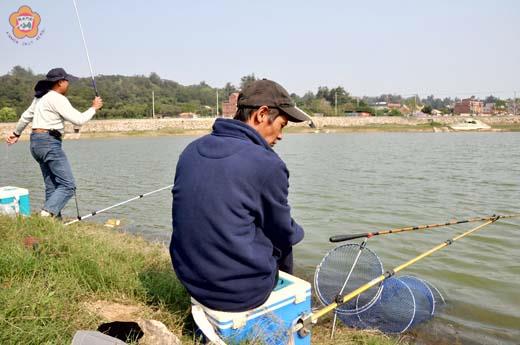 釣魚成外來客的最大休閒活動;不在乎收穫多少;享受拋竿之樂。(翁碧蓮攝)