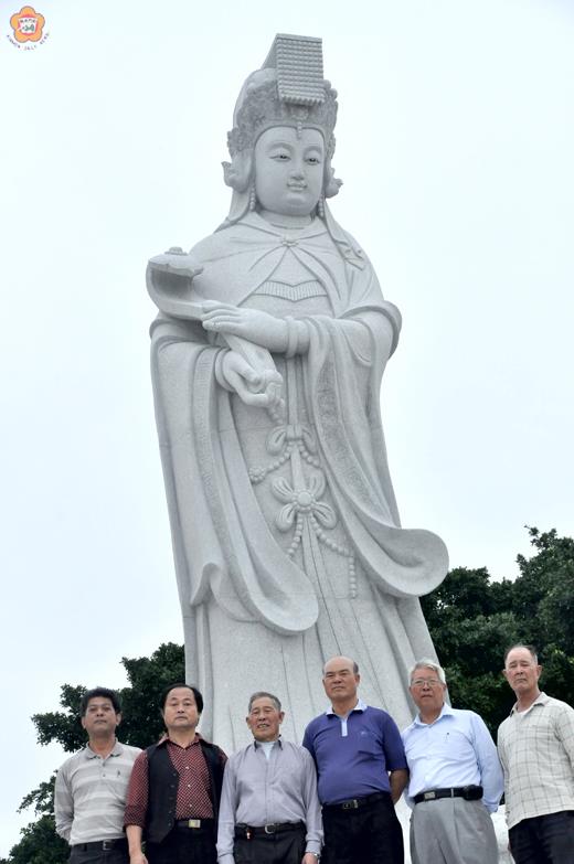 新湖漁港的慈鑾宮前多了一尊六公尺高的媽祖聖像,成為信仰與遊憩共構的新地標。(張建騰攝)