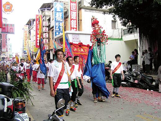 迎城隍將軍爺(七爺和八爺)陣頭,早期這是由十八個人義結金蘭所組成,是一個超過七十年的地方信仰組織,效法古代義士的結拜精神。(周志強提供)