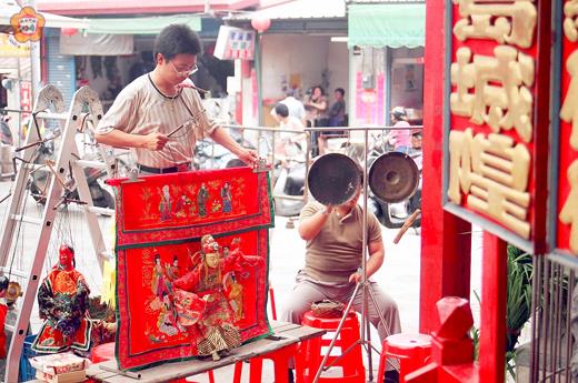 迎城隍期間，經常有各類戲團在廟前演出「酬神」。（周志強攝）