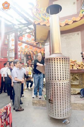 縣府昨與中科院假城隍廟舉行環保金爐發表會，並試燒紙錢測試金爐效能。（董森堡攝） 