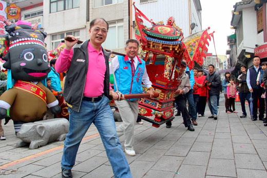  每年的農曆四月十二迎城隍，是金門最大的宗教民俗活動，縣長李沃士抬神輿，參與城隍遶境活動。（本報資料照片）