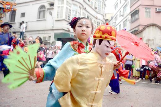 《迎城隍》小小公揹婆
圖文/董森堡