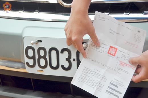 車在金門掛牌五年，春節前夕卻收到新北市路邊收費停車場一張烏龍補繳費通知單，讓家住夏興的于先生是啼笑皆非。（李增汪攝）